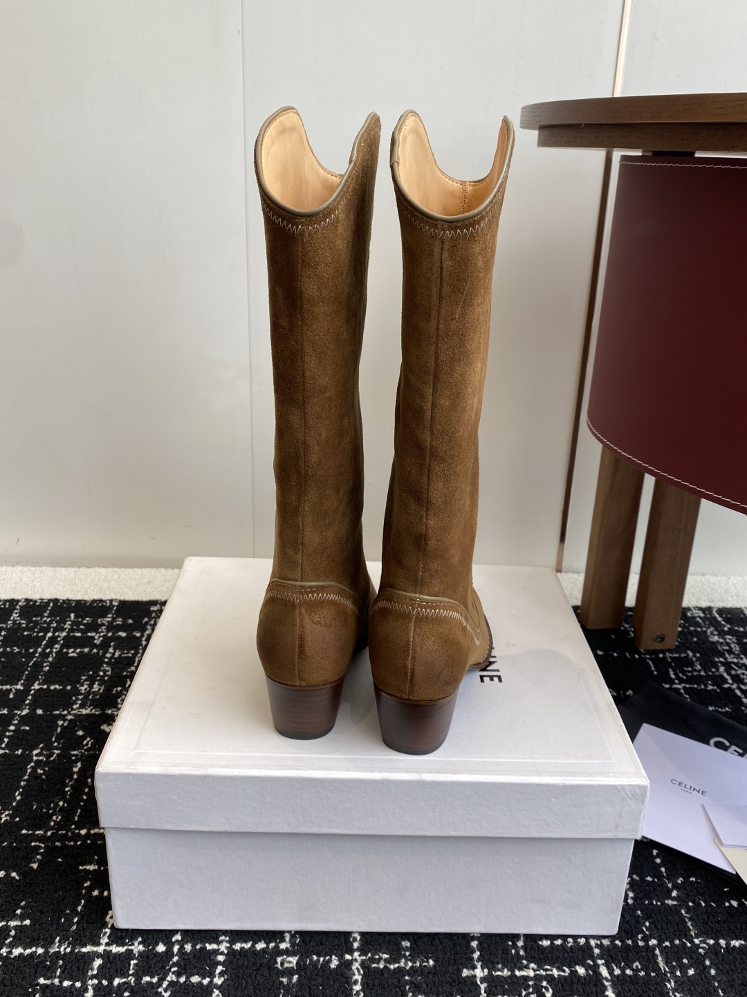 Celine 赛琳 25ss秋冬新品 复古粗跟 切尔西 尖头 铁扣高靴
塞琳这一季好看的款式真的是很多 