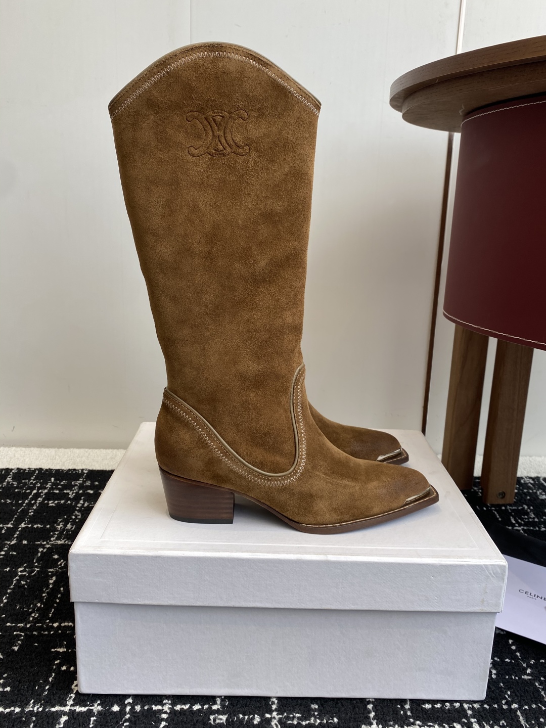 Celine 赛琳 25ss秋冬新品 复古粗跟 切尔西 尖头 铁扣高靴
塞琳这一季好看的款式真的是很多 