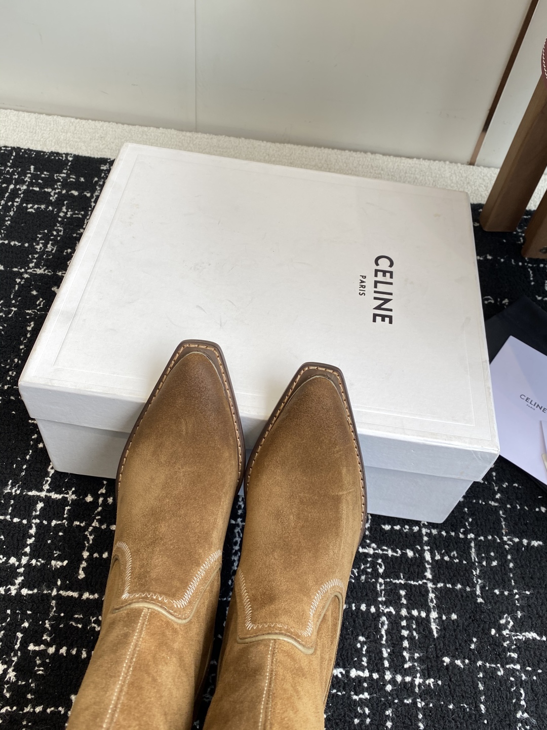 Celine 赛琳 25ss秋冬新品 复古粗跟 切尔西 尖头 铁扣高靴
塞琳这一季好看的款式真的是很多 
