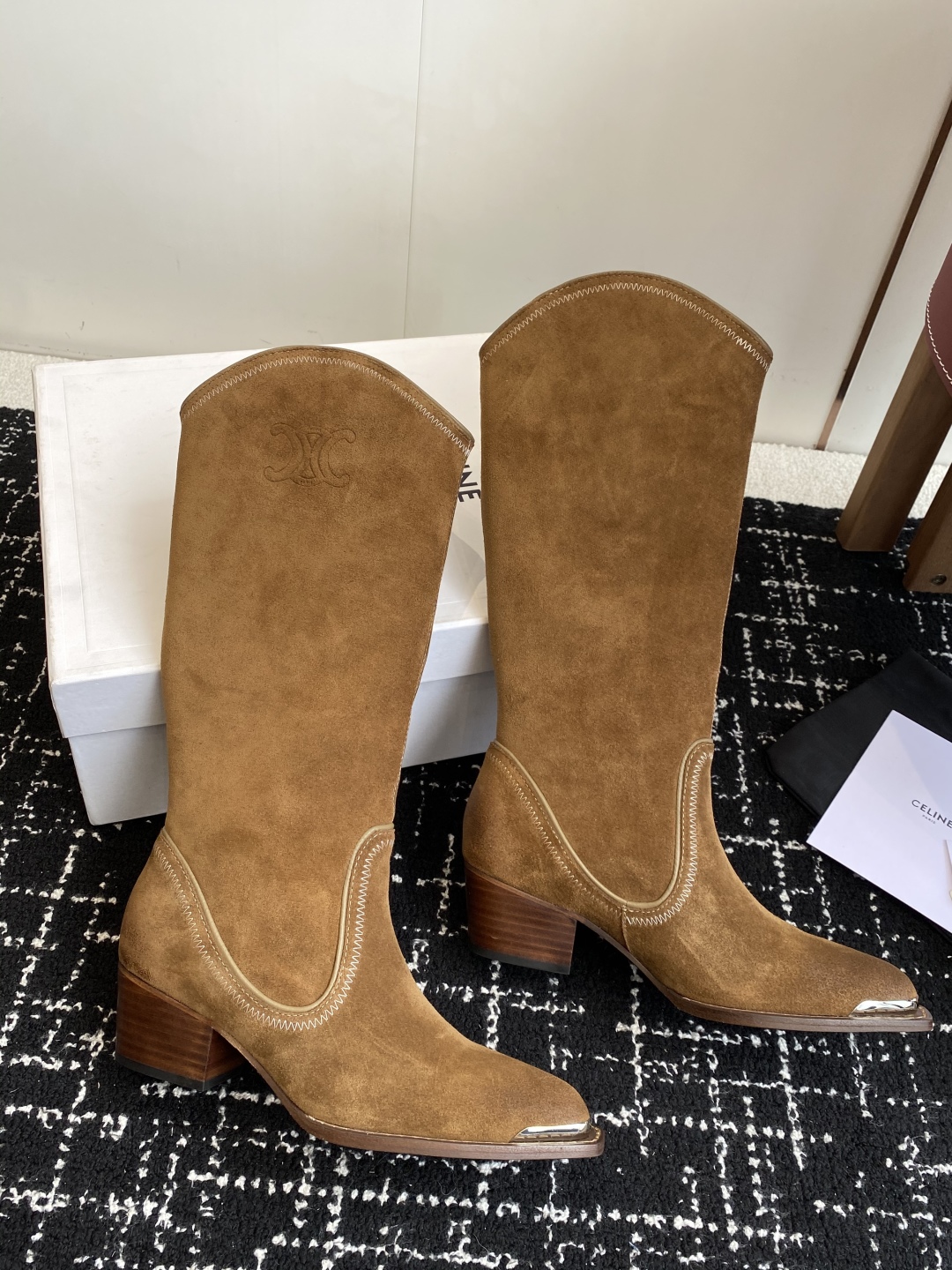 Celine 赛琳 25ss秋冬新品 复古粗跟 切尔西 尖头 铁扣高靴
塞琳这一季好看的款式真的是很多 