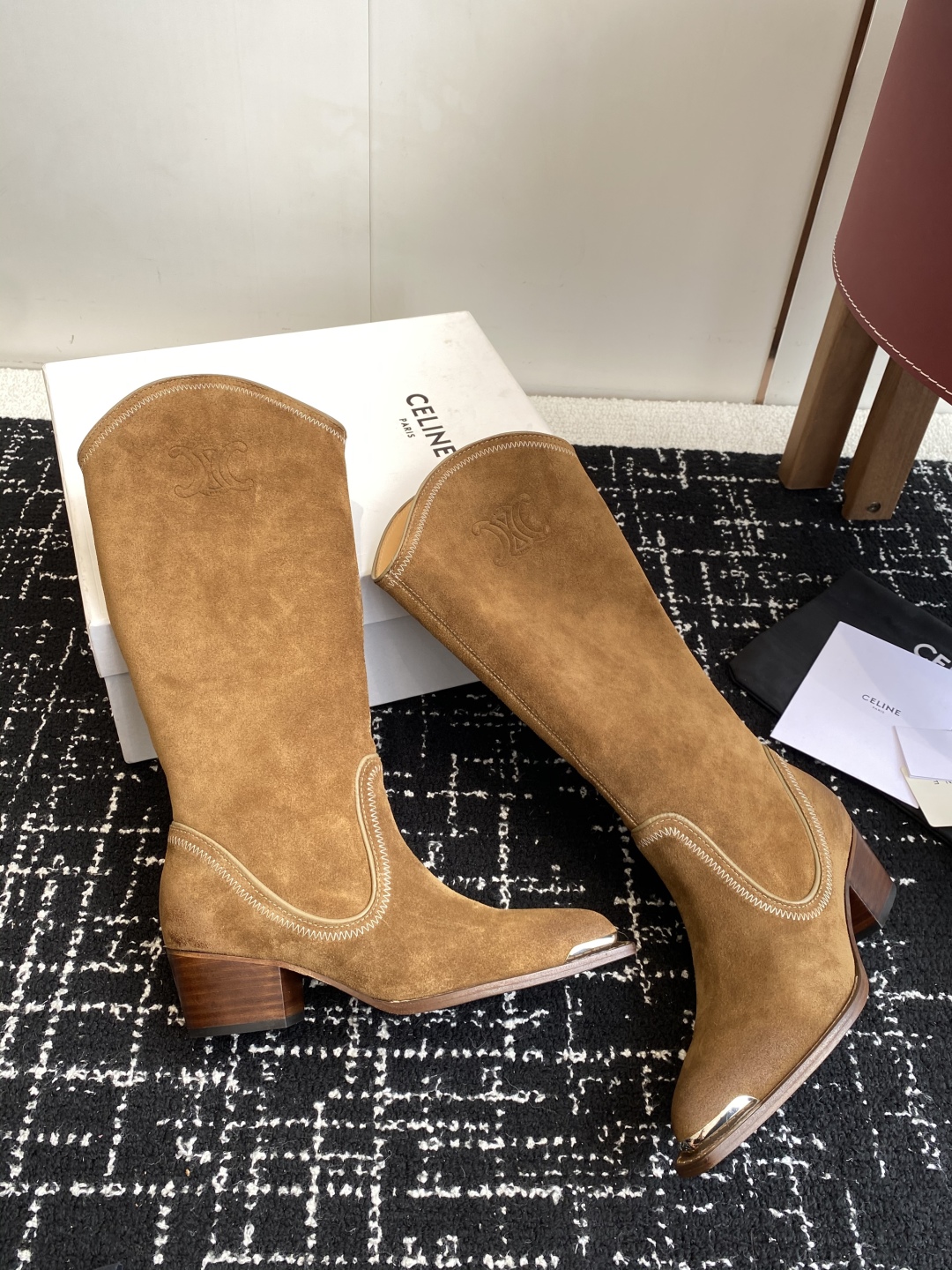 Celine 赛琳 25ss秋冬新品 复古粗跟 切尔西 尖头 铁扣高靴
塞琳这一季好看的款式真的是很多 