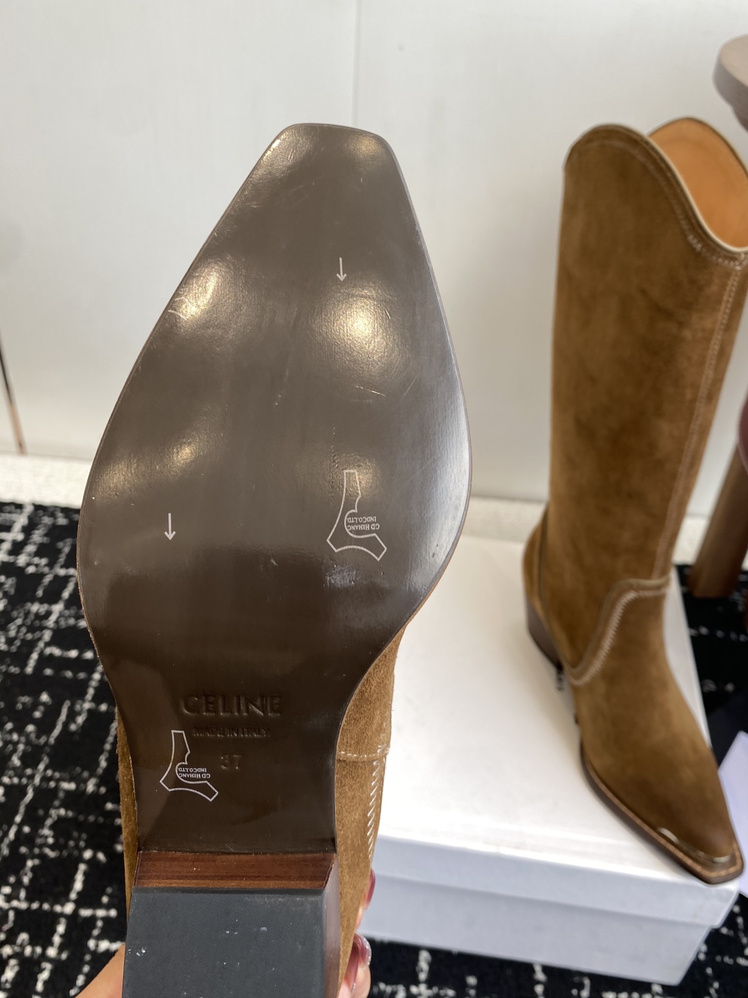 Celine 赛琳 25ss秋冬新品 复古粗跟 切尔西 尖头 铁扣高靴
塞琳这一季好看的款式真的是很多 