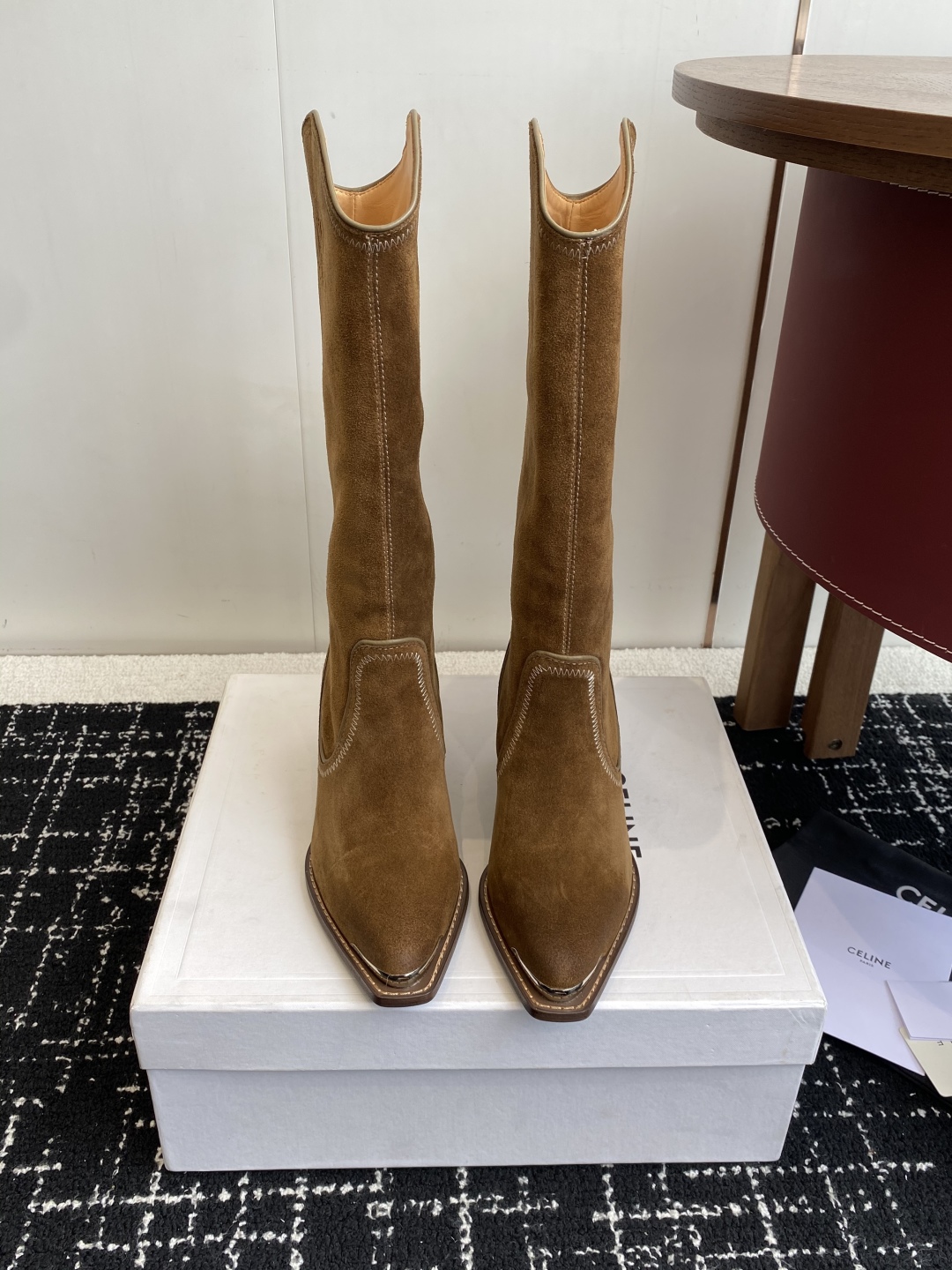Celine 赛琳 25ss秋冬新品 复古粗跟 切尔西 尖头 铁扣高靴
塞琳这一季好看的款式真的是很多 