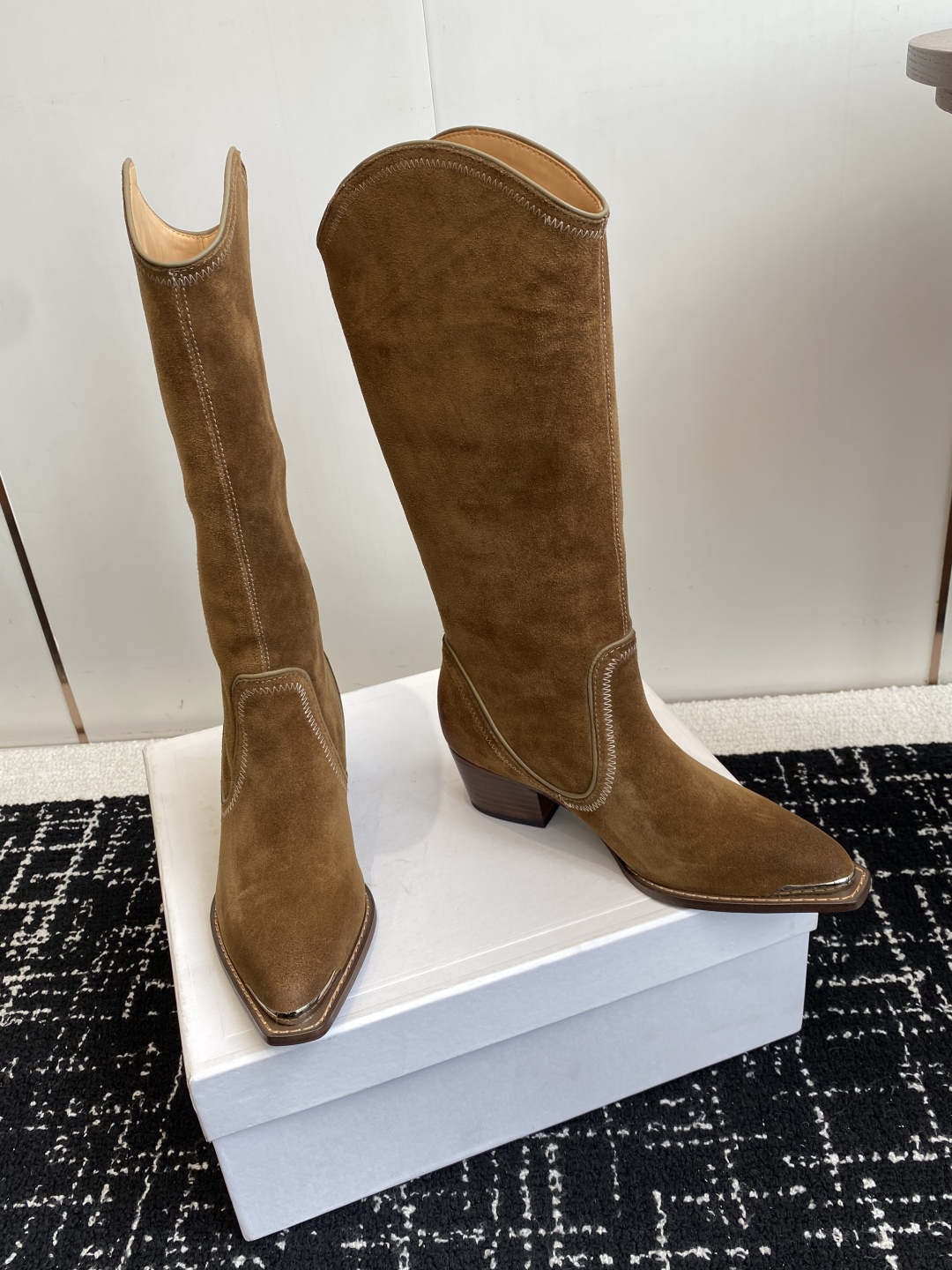 Celine 赛琳 25ss秋冬新品 复古粗跟 切尔西 尖头 铁扣高靴
塞琳这一季好看的款式真的是很多 