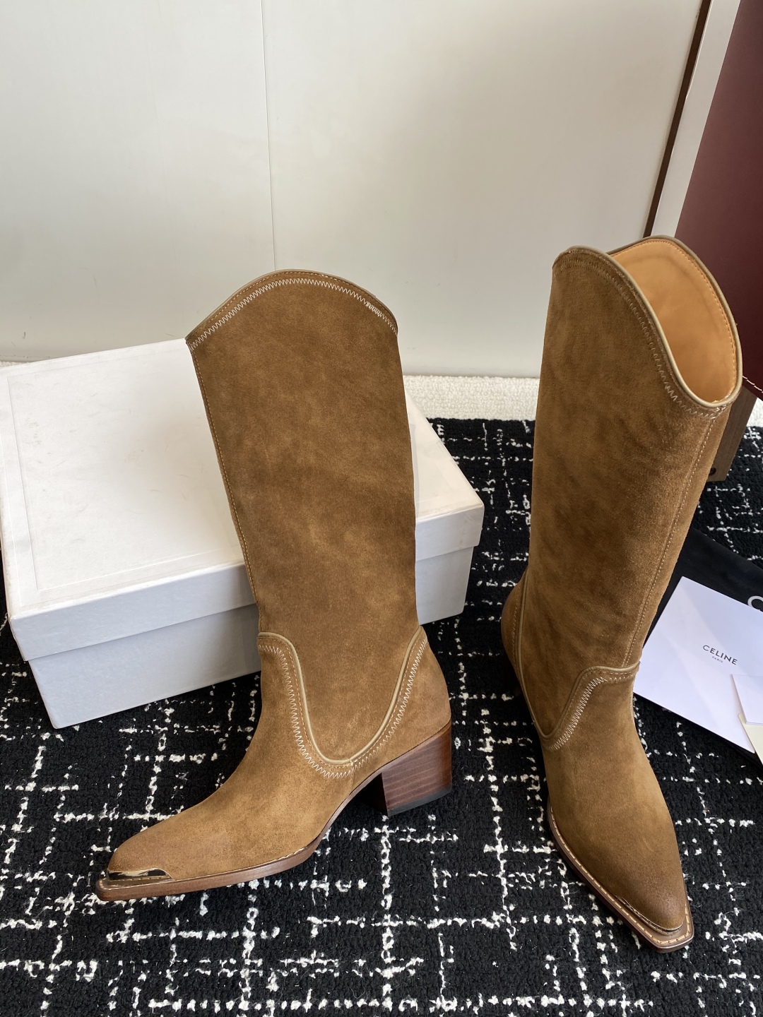 Celine 赛琳 25ss秋冬新品 复古粗跟 切尔西 尖头 铁扣高靴
塞琳这一季好看的款式真的是很多 