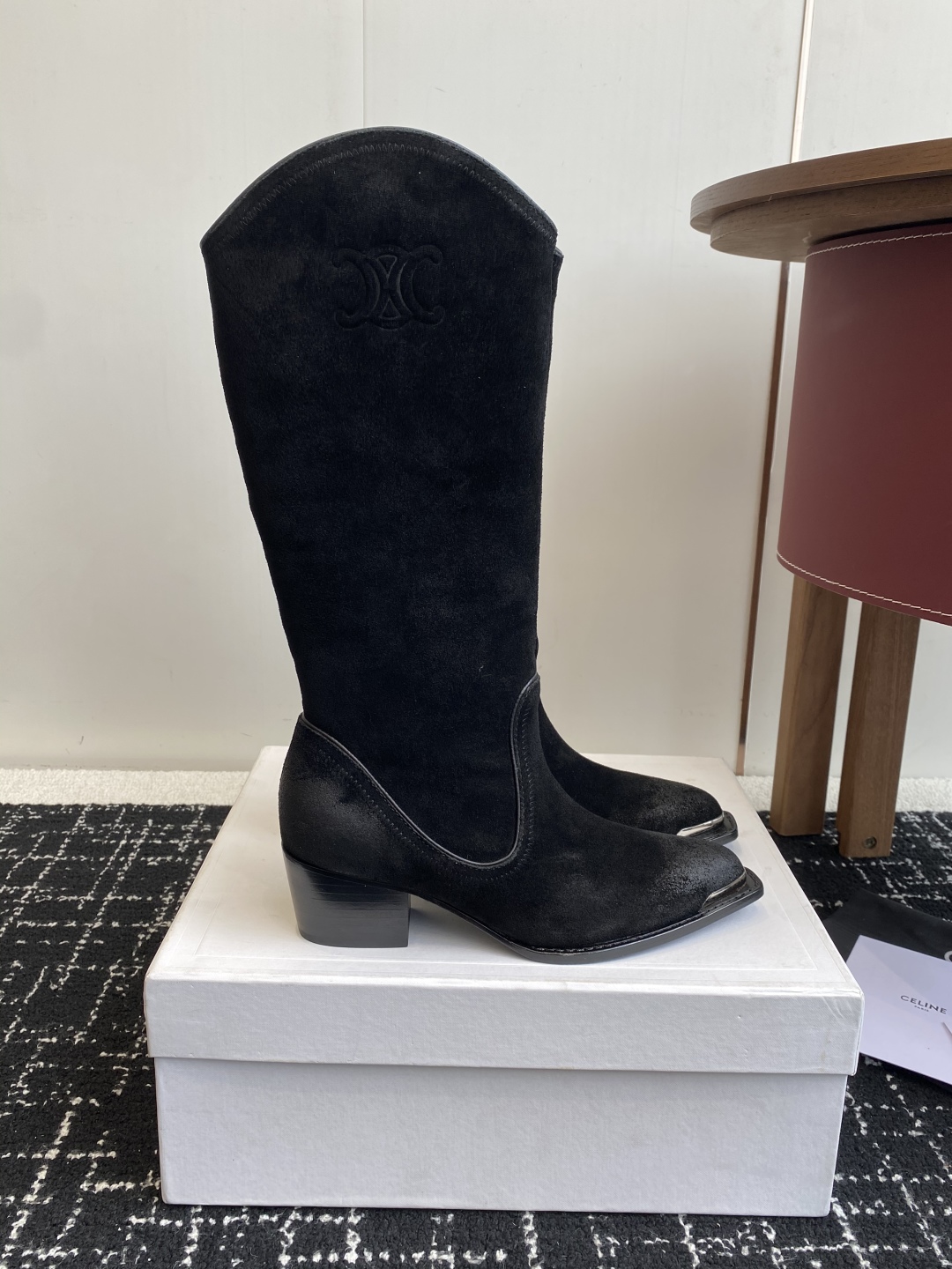 Celine 赛琳 25ss秋冬新品 复古粗跟 切尔西 尖头 铁扣高靴
塞琳这一季好看的款式真的是很多 