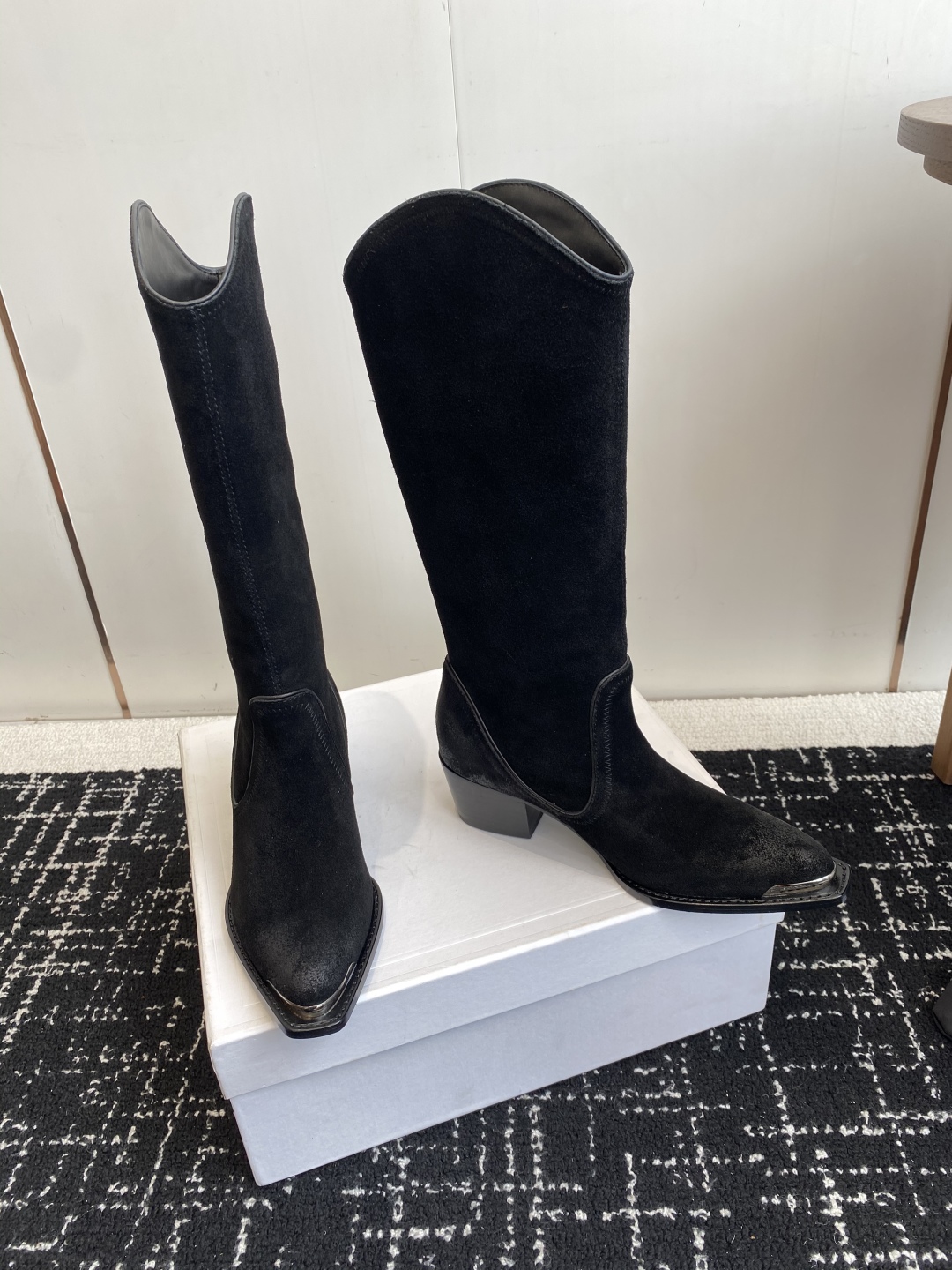 Celine 赛琳 25ss秋冬新品 复古粗跟 切尔西 尖头 铁扣高靴
塞琳这一季好看的款式真的是很多 