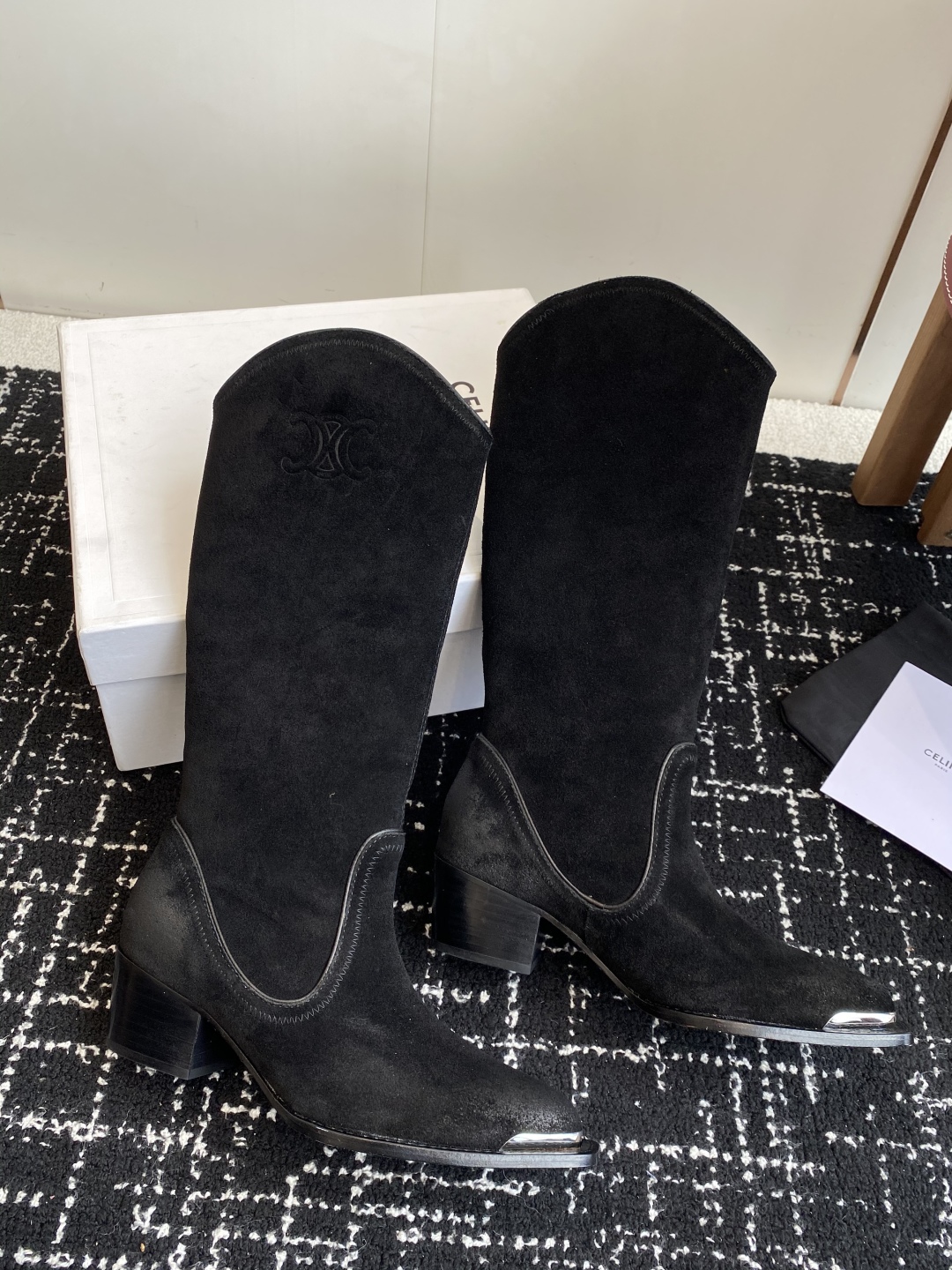 Celine 赛琳 25ss秋冬新品 复古粗跟 切尔西 尖头 铁扣高靴
塞琳这一季好看的款式真的是很多 