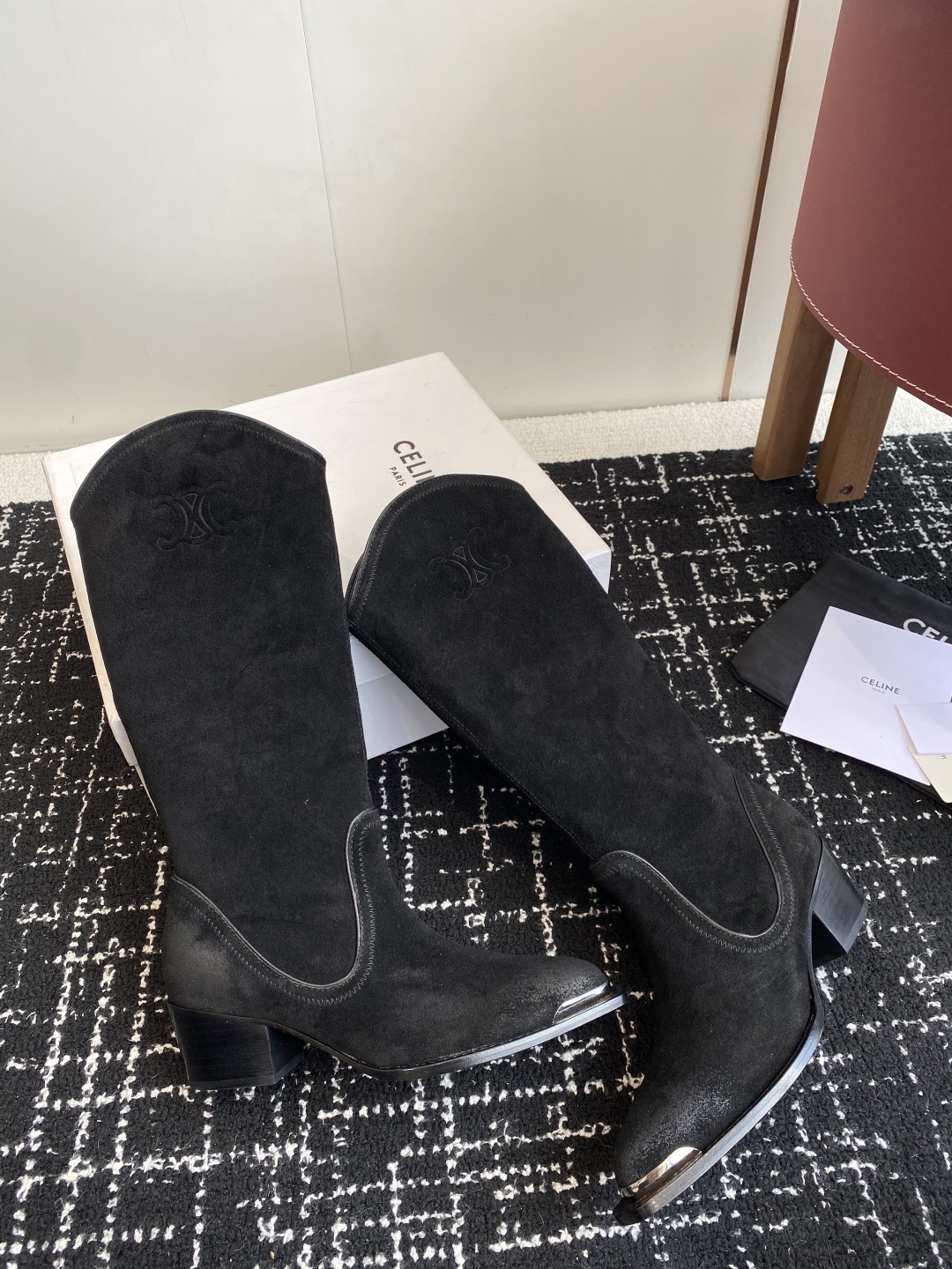 Celine 赛琳 25ss秋冬新品 复古粗跟 切尔西 尖头 铁扣高靴
塞琳这一季好看的款式真的是很多 