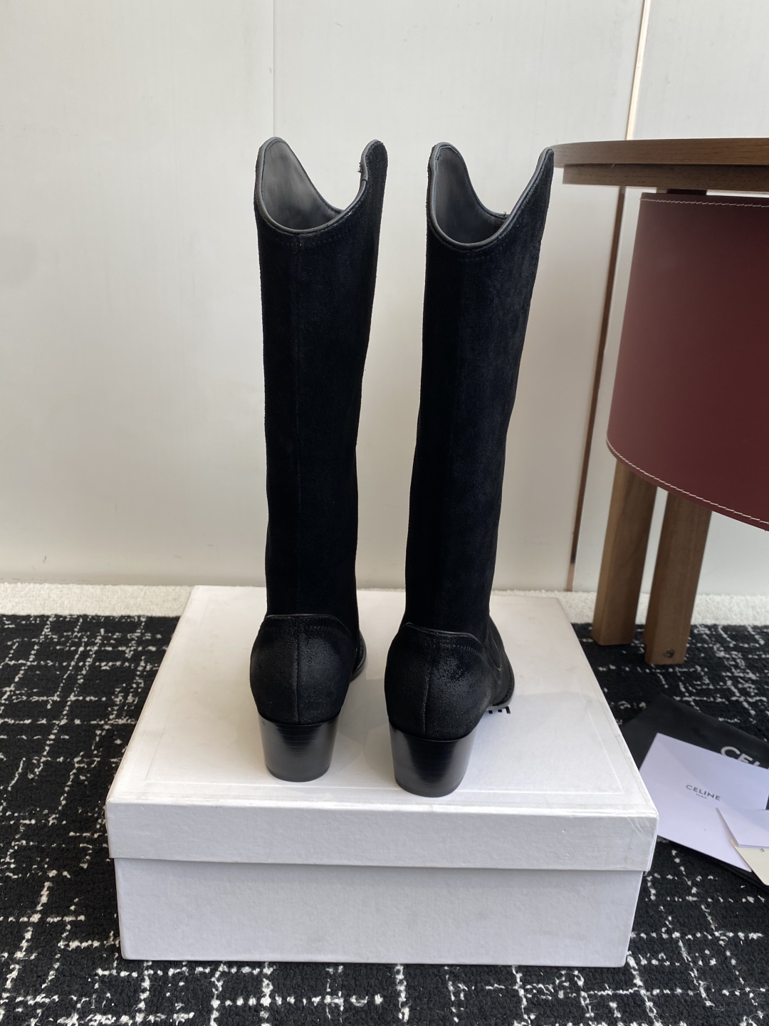Celine 赛琳 25ss秋冬新品 复古粗跟 切尔西 尖头 铁扣高靴
塞琳这一季好看的款式真的是很多 