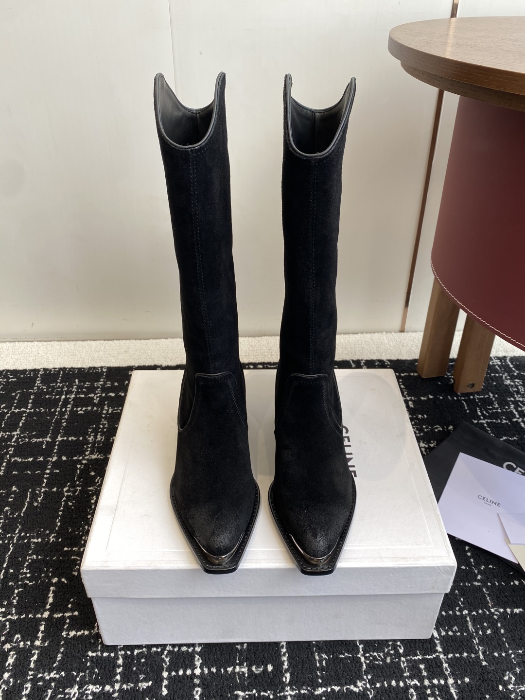 Celine 赛琳 25ss秋冬新品 复古粗跟 切尔西 尖头 铁扣高靴
塞琳这一季好看的款式真的是很多 