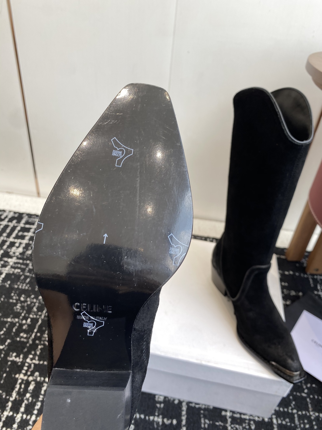 Celine 赛琳 25ss秋冬新品 复古粗跟 切尔西 尖头 铁扣高靴
塞琳这一季好看的款式真的是很多 