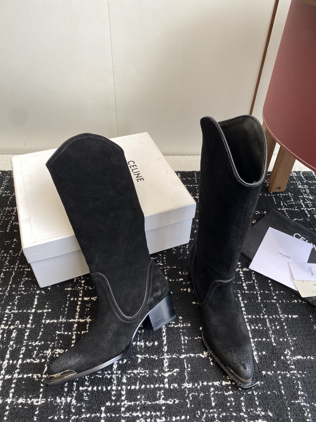 Celine 赛琳 25ss秋冬新品 复古粗跟 切尔西 尖头 铁扣高靴
塞琳这一季好看的款式真的是很多 