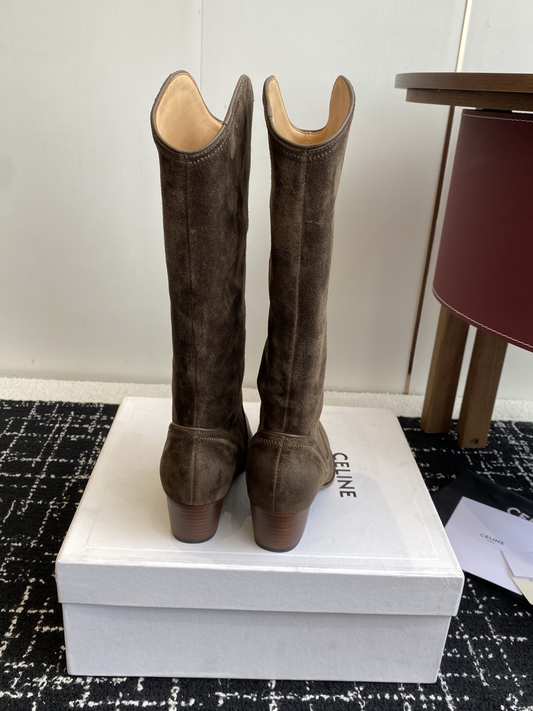 Celine 赛琳 25ss秋冬新品 复古粗跟 切尔西 尖头 铁扣高靴
塞琳这一季好看的款式真的是很多 
