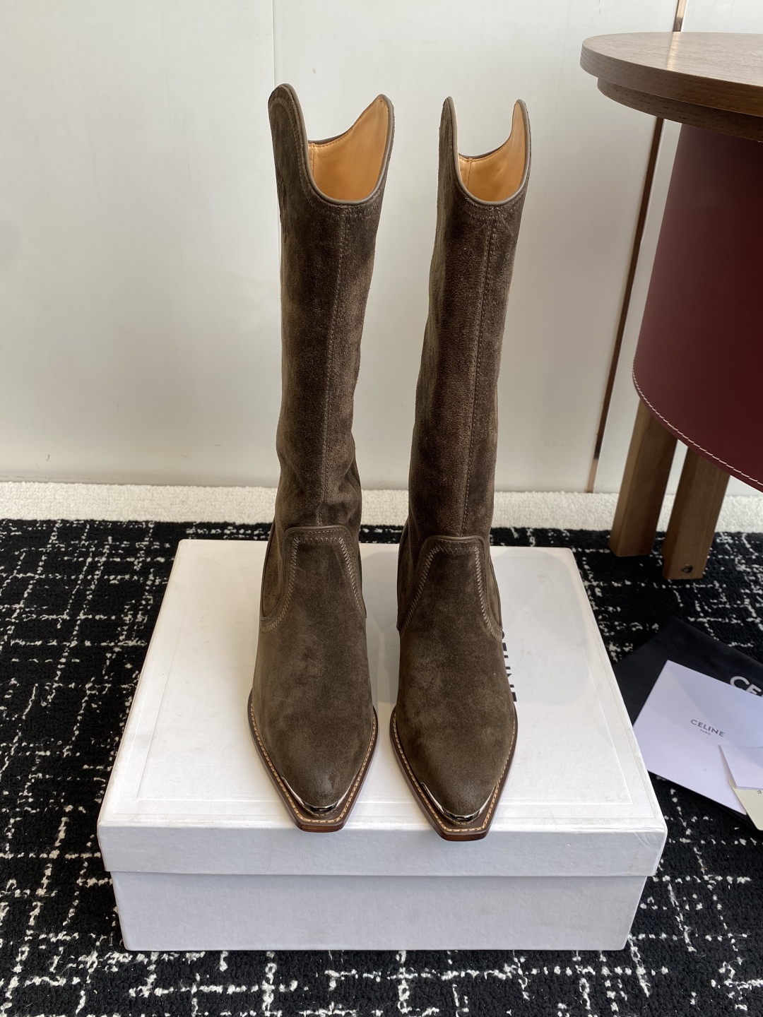 Celine 赛琳 25ss秋冬新品 复古粗跟 切尔西 尖头 铁扣高靴
塞琳这一季好看的款式真的是很多 
