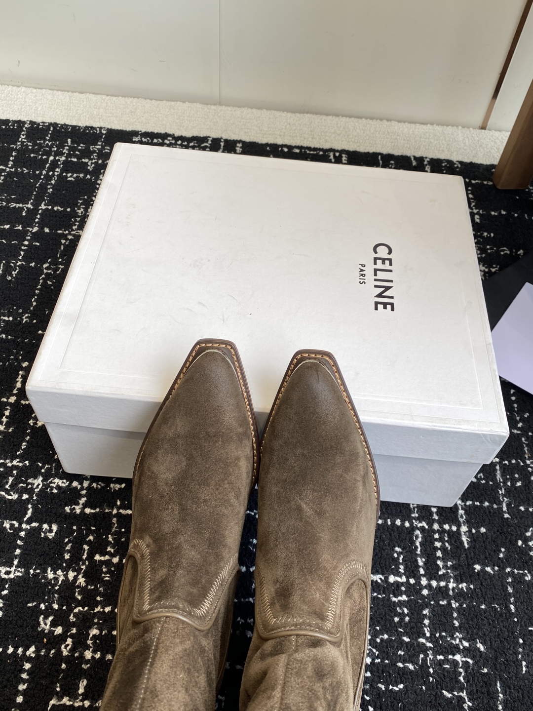Celine 赛琳 25ss秋冬新品 复古粗跟 切尔西 尖头 铁扣高靴
塞琳这一季好看的款式真的是很多 