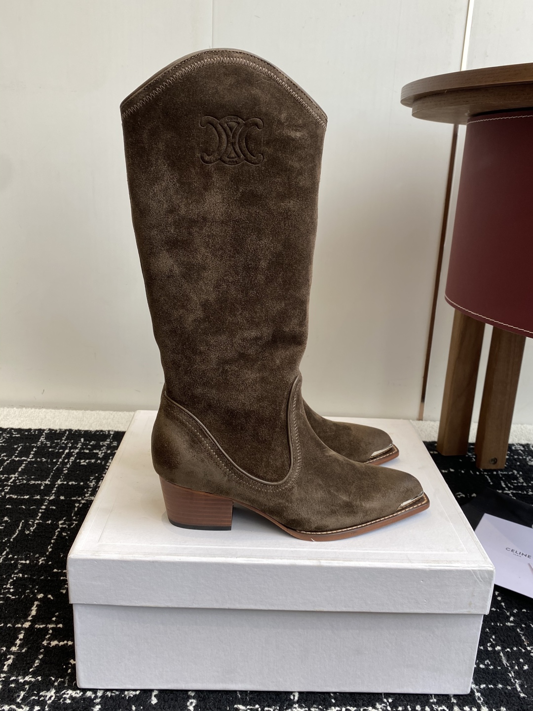 Celine 赛琳 25ss秋冬新品 复古粗跟 切尔西 尖头 铁扣高靴
塞琳这一季好看的款式真的是很多 