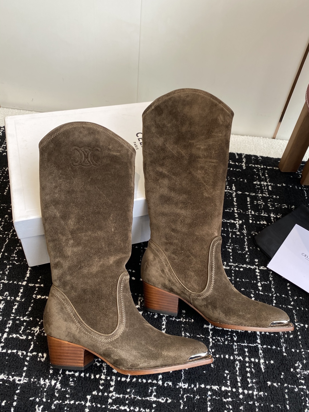 Celine 赛琳 25ss秋冬新品 复古粗跟 切尔西 尖头 铁扣高靴
塞琳这一季好看的款式真的是很多 