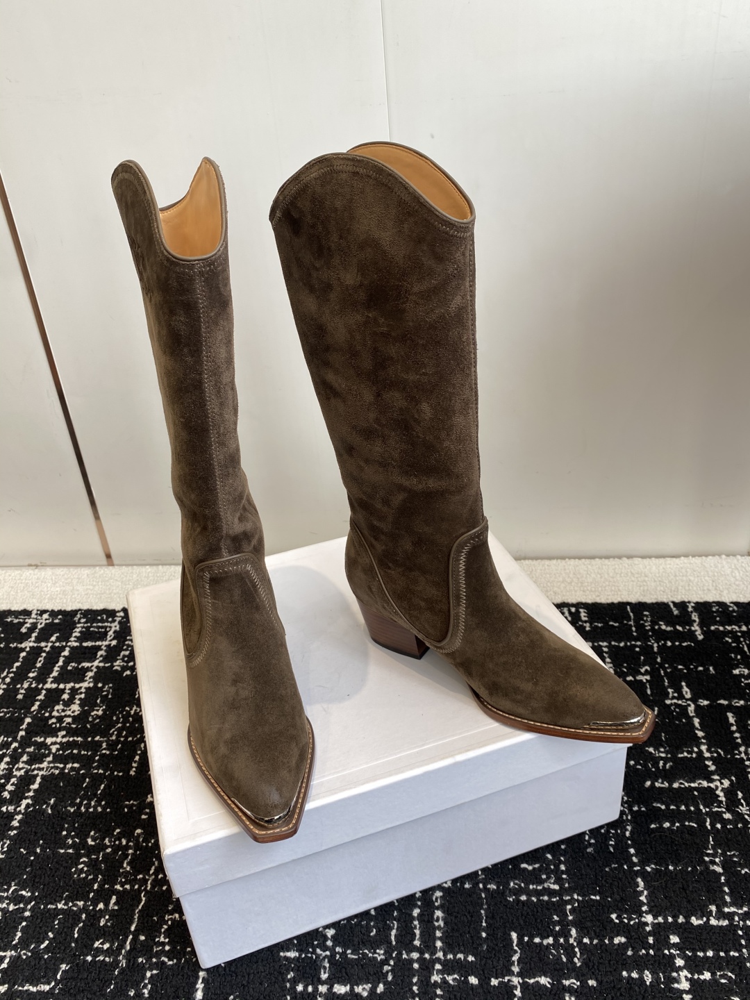 Celine 赛琳 25ss秋冬新品 复古粗跟 切尔西 尖头 铁扣高靴
塞琳这一季好看的款式真的是很多 