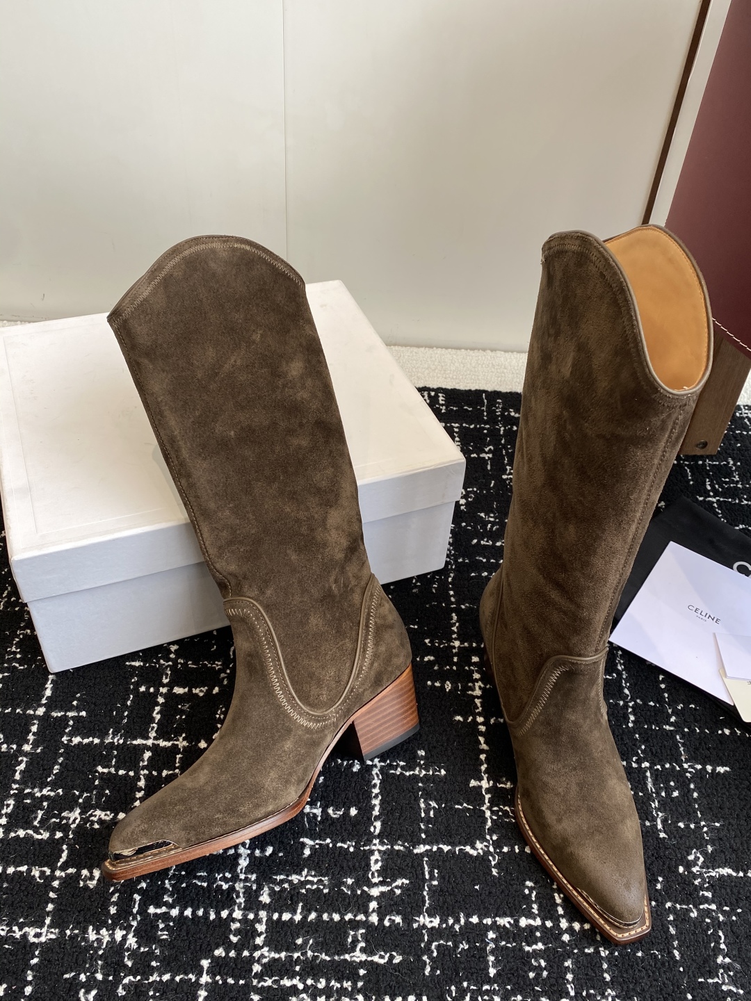 Celine 赛琳 25ss秋冬新品 复古粗跟 切尔西 尖头 铁扣高靴
塞琳这一季好看的款式真的是很多 