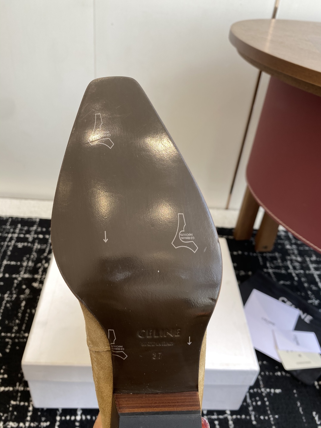 Celine 赛琳 25ss秋冬新品 复古粗跟 切尔西 尖头 铁扣高靴
塞琳这一季好看的款式真的是很多 