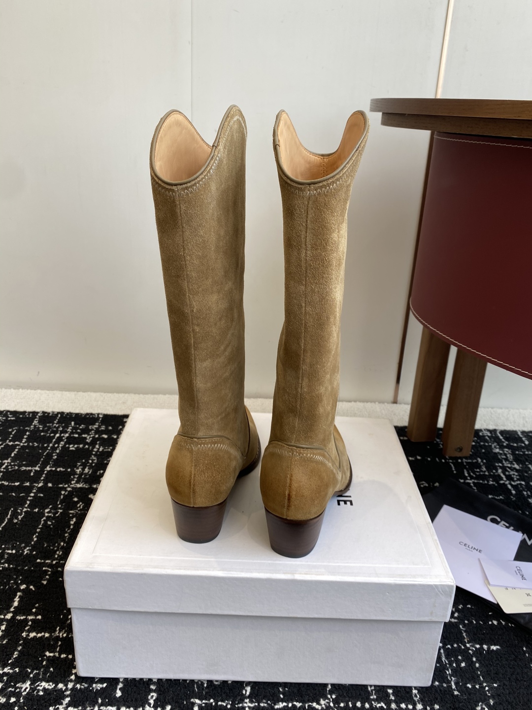 Celine 赛琳 25ss秋冬新品 复古粗跟 切尔西 尖头 铁扣高靴
塞琳这一季好看的款式真的是很多 