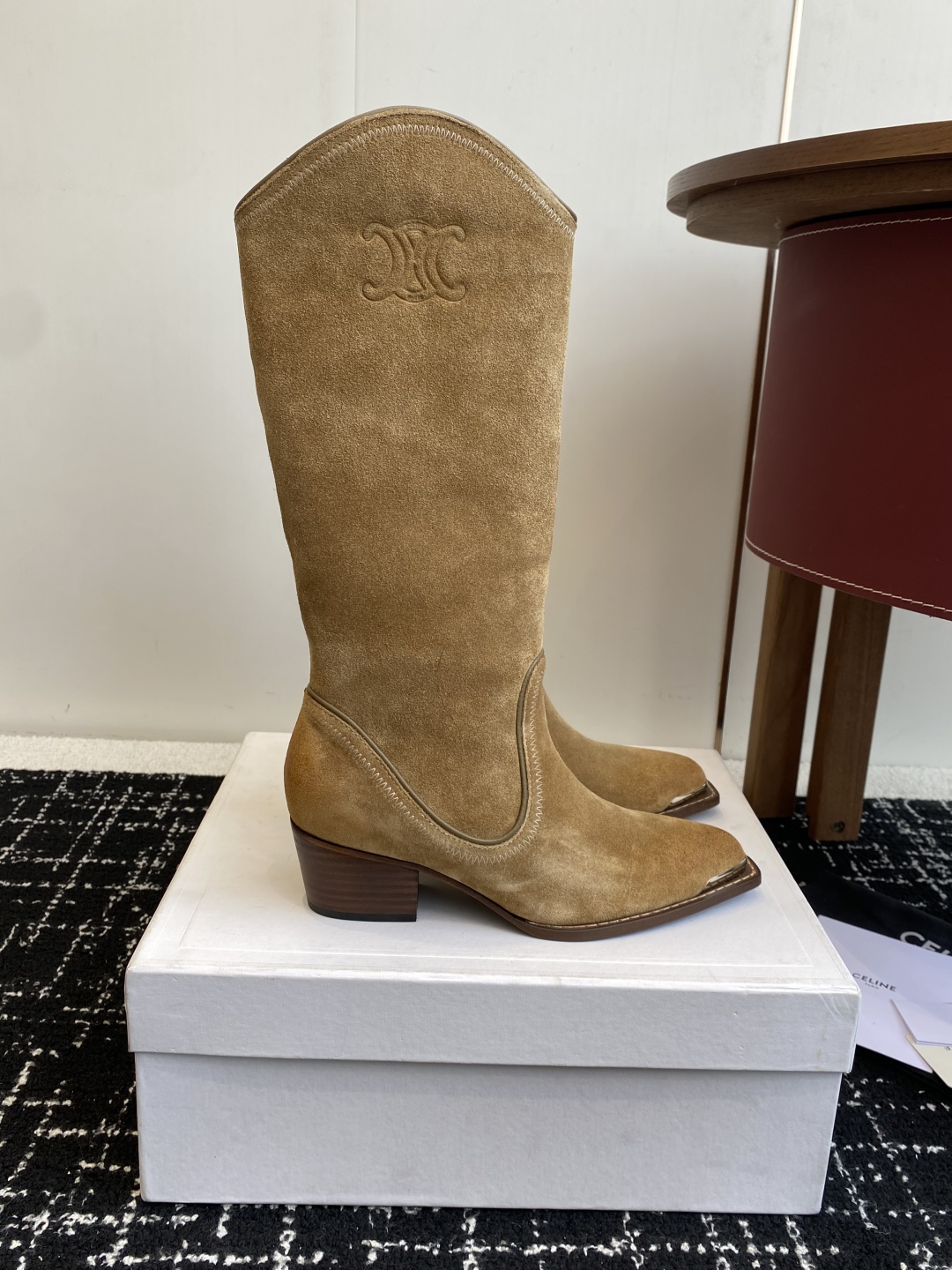 Celine 赛琳 25ss秋冬新品 复古粗跟 切尔西 尖头 铁扣高靴
塞琳这一季好看的款式真的是很多 