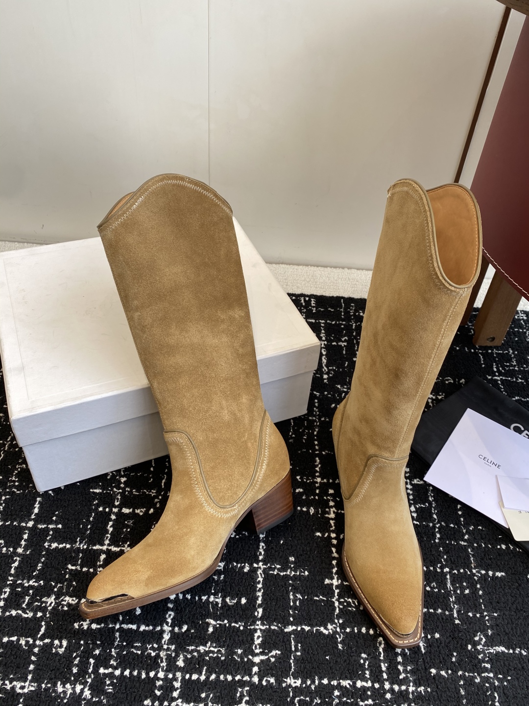 Celine 赛琳 25ss秋冬新品 复古粗跟 切尔西 尖头 铁扣高靴
塞琳这一季好看的款式真的是很多 