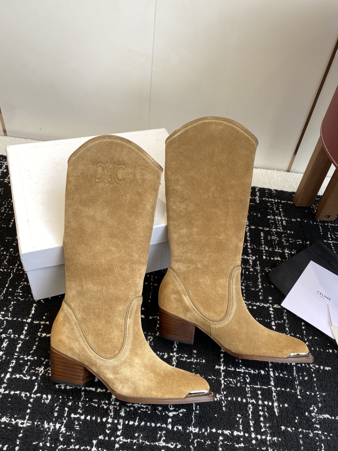 Celine 赛琳 25ss秋冬新品 复古粗跟 切尔西 尖头 铁扣高靴
塞琳这一季好看的款式真的是很多 