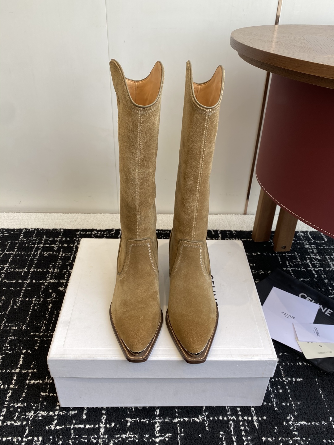 Celine 赛琳 25ss秋冬新品 复古粗跟 切尔西 尖头 铁扣高靴
塞琳这一季好看的款式真的是很多 