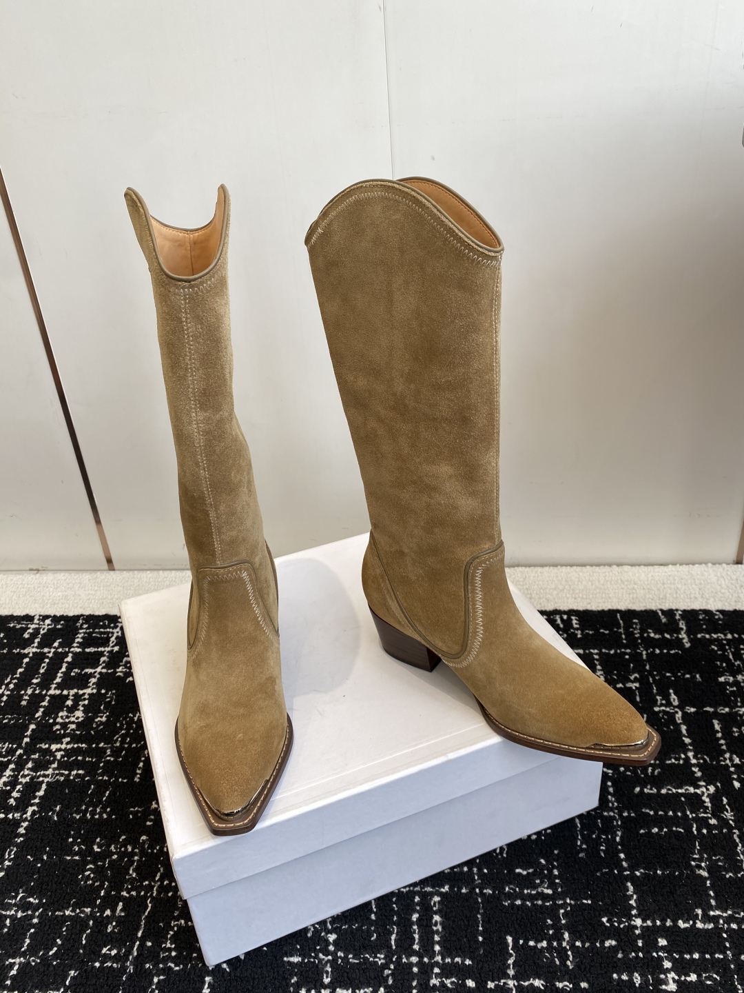 Celine 赛琳 25ss秋冬新品 复古粗跟 切尔西 尖头 铁扣高靴
塞琳这一季好看的款式真的是很多 
