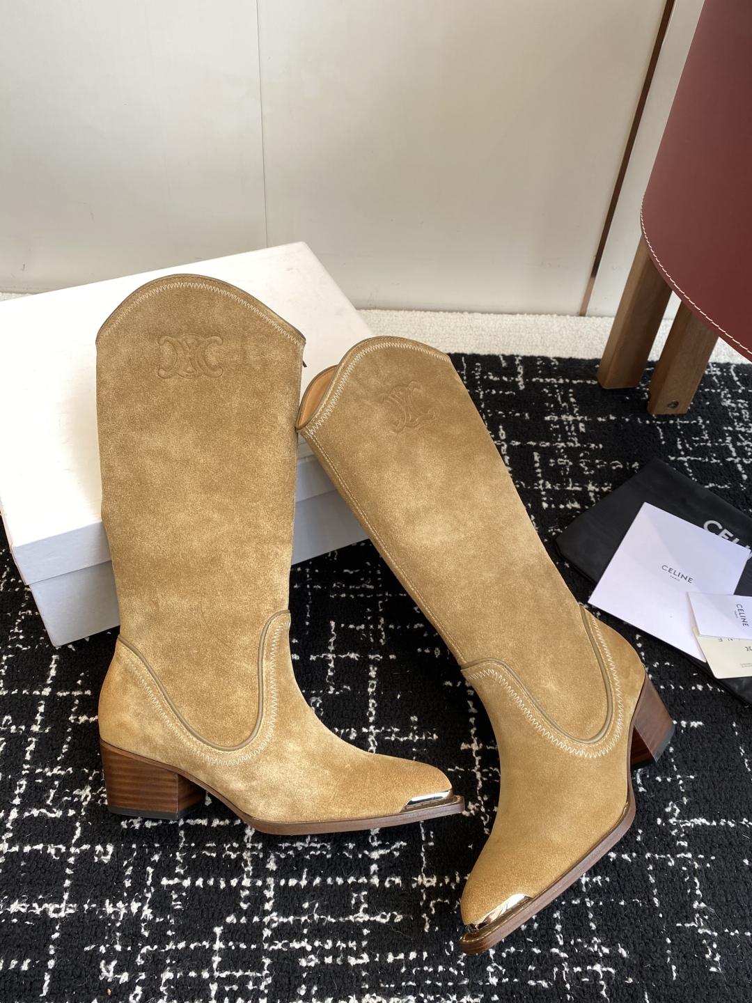 Celine 赛琳 25ss秋冬新品 复古粗跟 切尔西 尖头 铁扣高靴
塞琳这一季好看的款式真的是很多 
