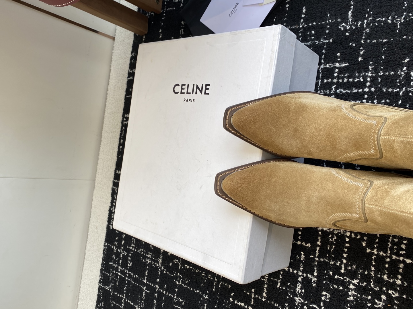 Celine 赛琳 25ss秋冬新品 复古粗跟 切尔西 尖头 铁扣高靴
塞琳这一季好看的款式真的是很多 