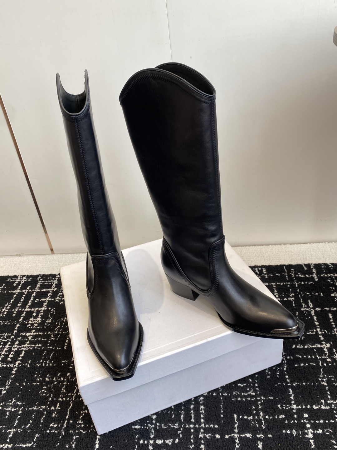 Celine 赛琳 25ss秋冬新品 复古粗跟 切尔西 尖头 铁扣高靴
塞琳这一季好看的款式真的是很多 
