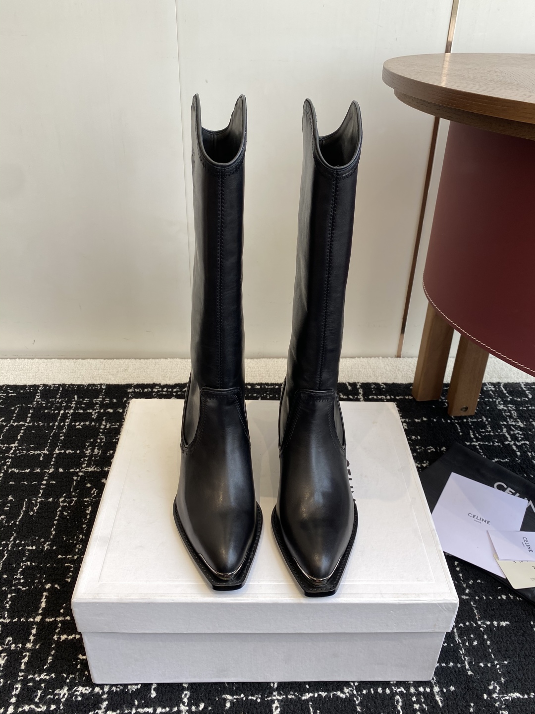 Celine 赛琳 25ss秋冬新品 复古粗跟 切尔西 尖头 铁扣高靴
塞琳这一季好看的款式真的是很多 