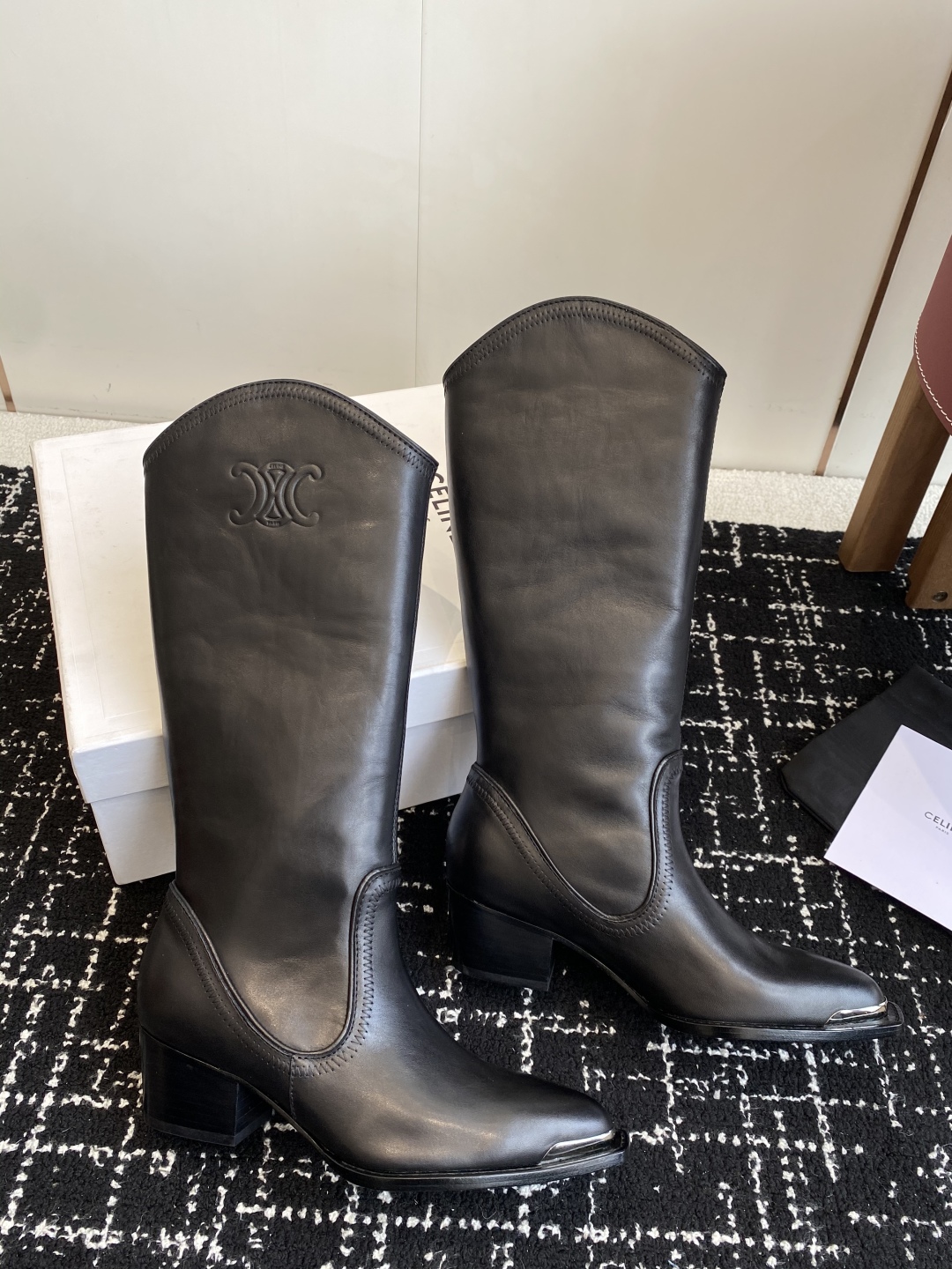 Celine 赛琳 25ss秋冬新品 复古粗跟 切尔西 尖头 铁扣高靴
塞琳这一季好看的款式真的是很多 