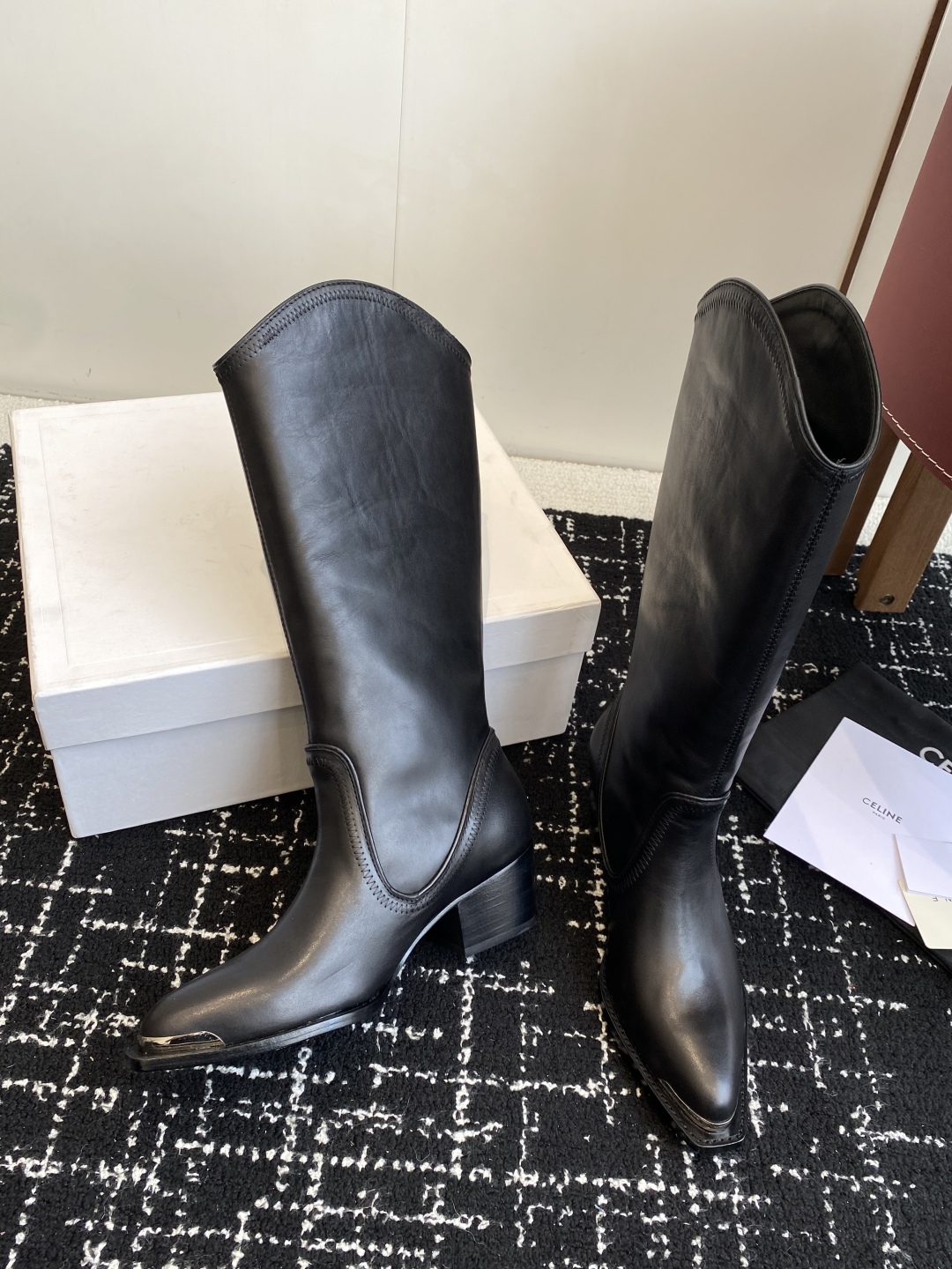 Celine 赛琳 25ss秋冬新品 复古粗跟 切尔西 尖头 铁扣高靴
塞琳这一季好看的款式真的是很多 