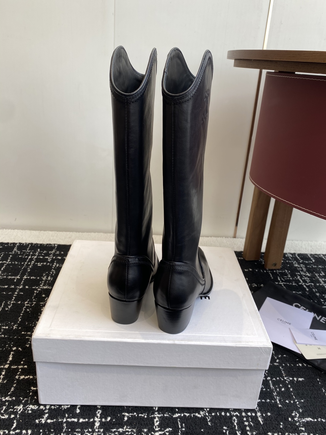 Celine 赛琳 25ss秋冬新品 复古粗跟 切尔西 尖头 铁扣高靴
塞琳这一季好看的款式真的是很多 