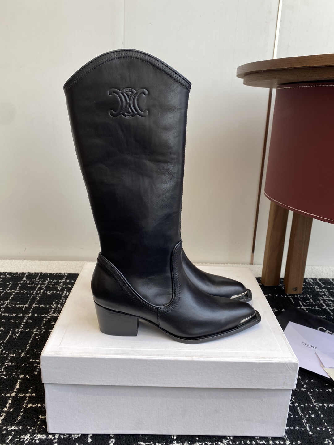 Celine 赛琳 25ss秋冬新品 复古粗跟 切尔西 尖头 铁扣高靴
塞琳这一季好看的款式真的是很多 