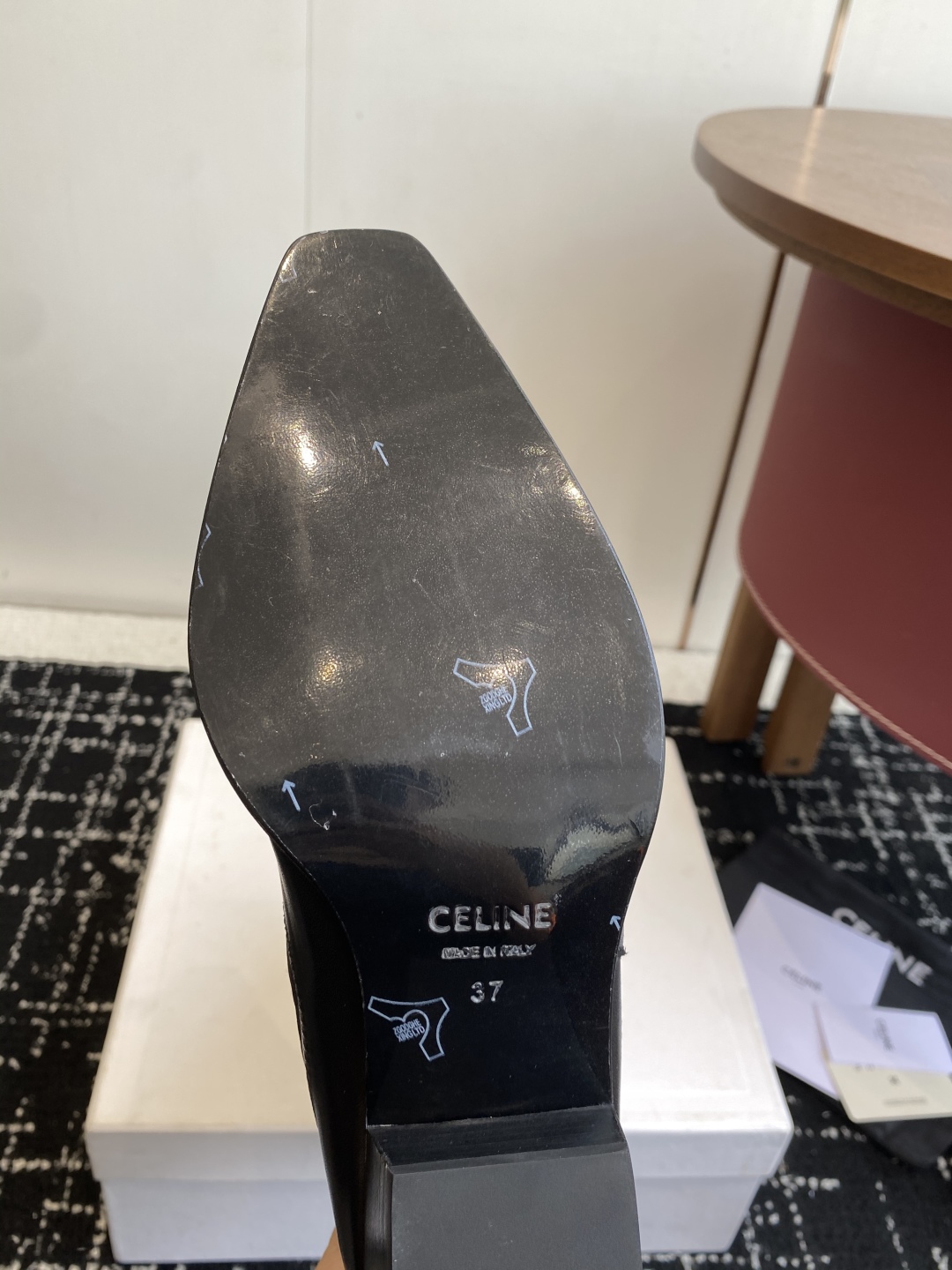 Celine 赛琳 25ss秋冬新品 复古粗跟 切尔西 尖头 铁扣高靴
塞琳这一季好看的款式真的是很多 