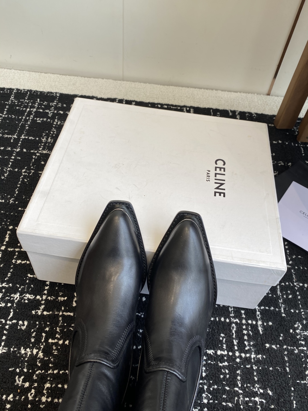 Celine 赛琳 25ss秋冬新品 复古粗跟 切尔西 尖头 铁扣高靴
塞琳这一季好看的款式真的是很多 