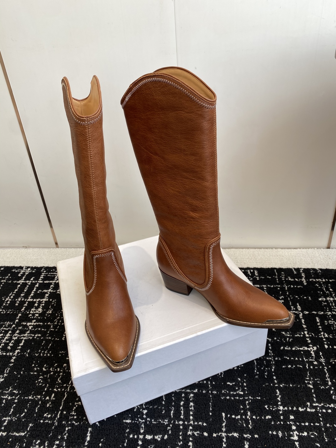 Celine 赛琳 25ss秋冬新品 复古粗跟 切尔西 尖头 铁扣高靴
塞琳这一季好看的款式真的是很多 