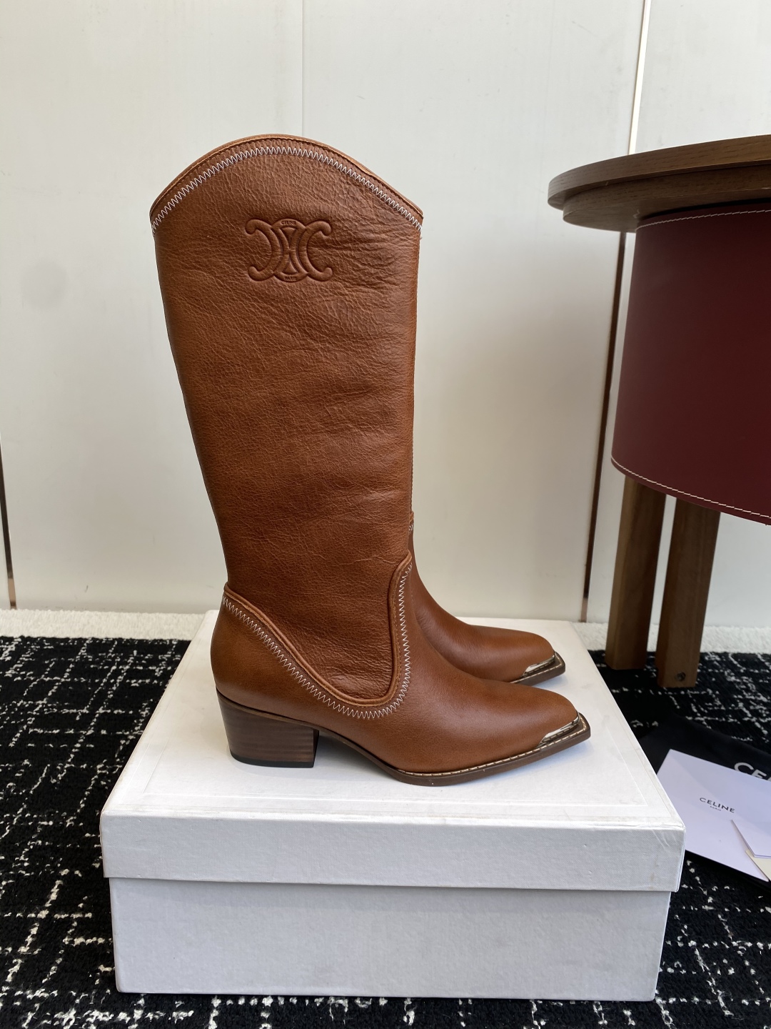 Celine 赛琳 25ss秋冬新品 复古粗跟 切尔西 尖头 铁扣高靴
塞琳这一季好看的款式真的是很多 