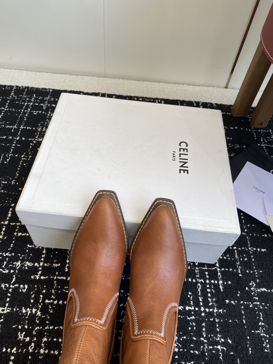 Celine 赛琳 25ss秋冬新品 复古粗跟 切尔西 尖头 铁扣高靴
塞琳这一季好看的款式真的是很多 