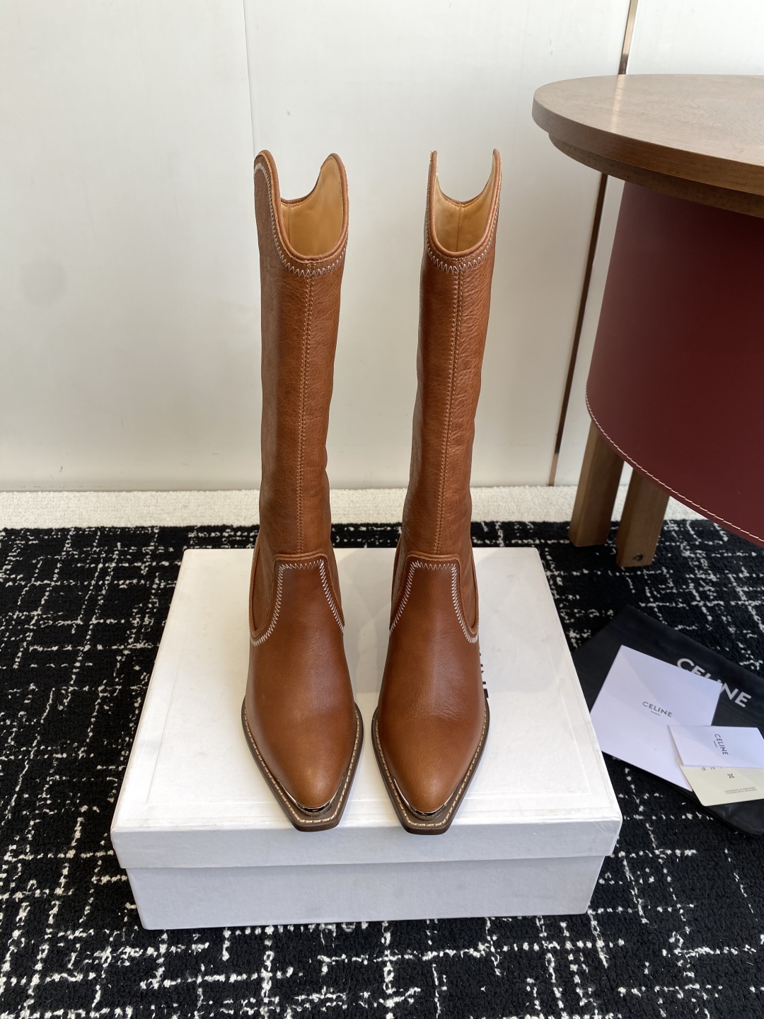 Celine 赛琳 25ss秋冬新品 复古粗跟 切尔西 尖头 铁扣高靴
塞琳这一季好看的款式真的是很多 