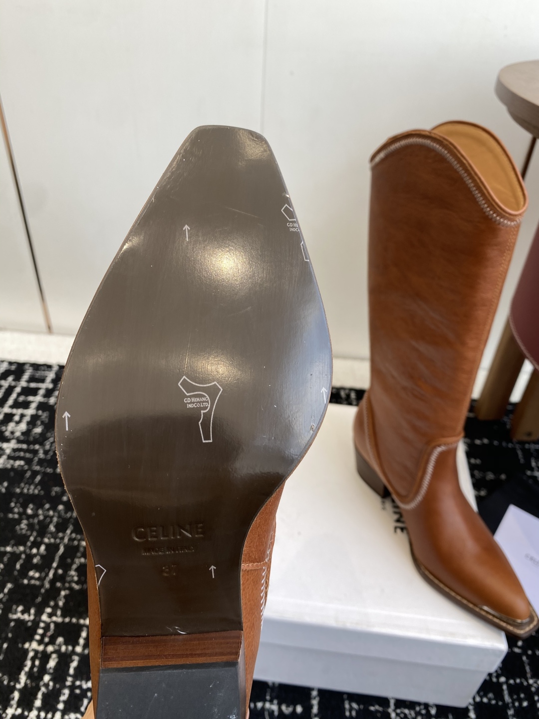 Celine 赛琳 25ss秋冬新品 复古粗跟 切尔西 尖头 铁扣高靴
塞琳这一季好看的款式真的是很多 