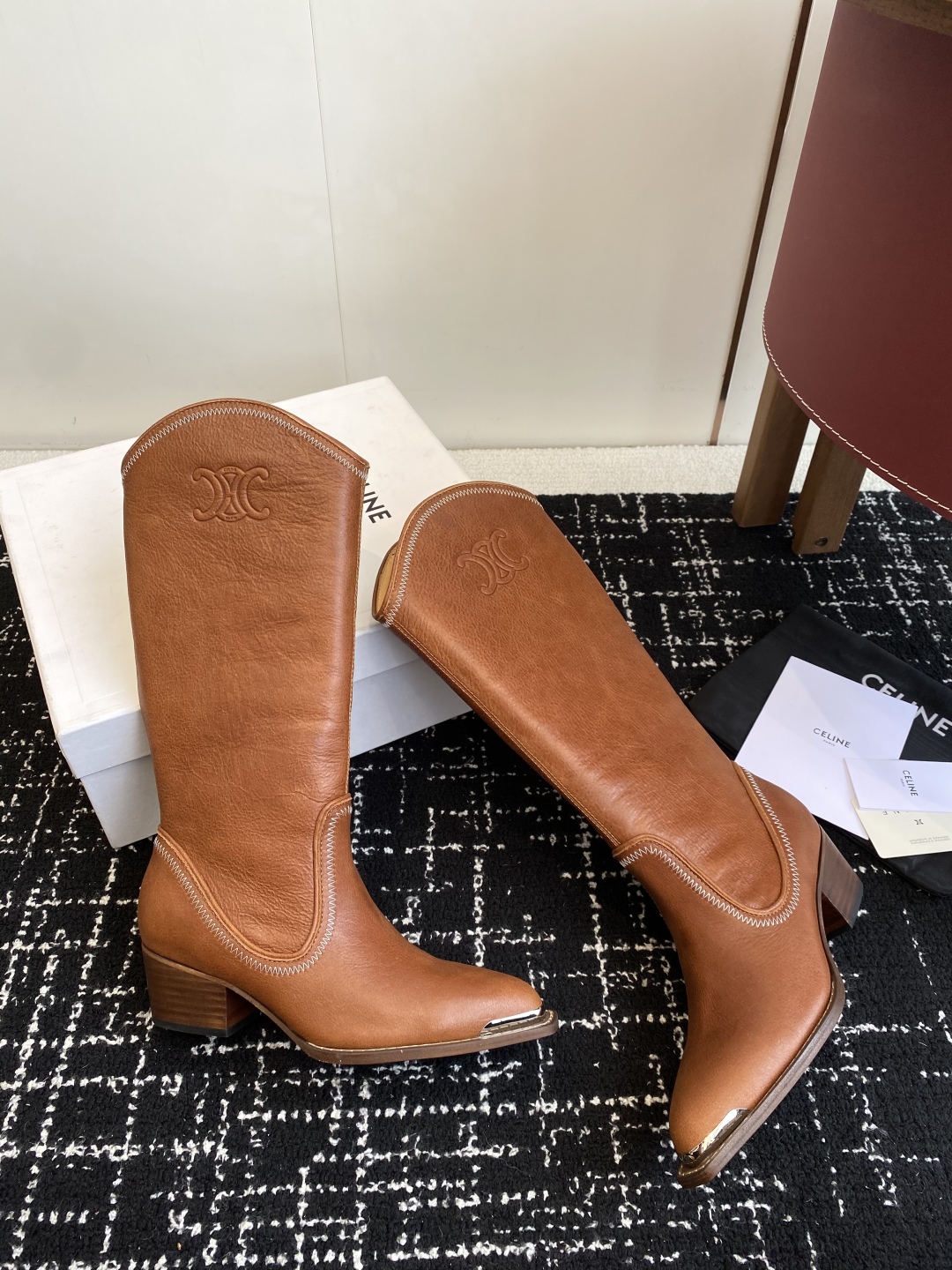 Celine 赛琳 25ss秋冬新品 复古粗跟 切尔西 尖头 铁扣高靴
塞琳这一季好看的款式真的是很多 