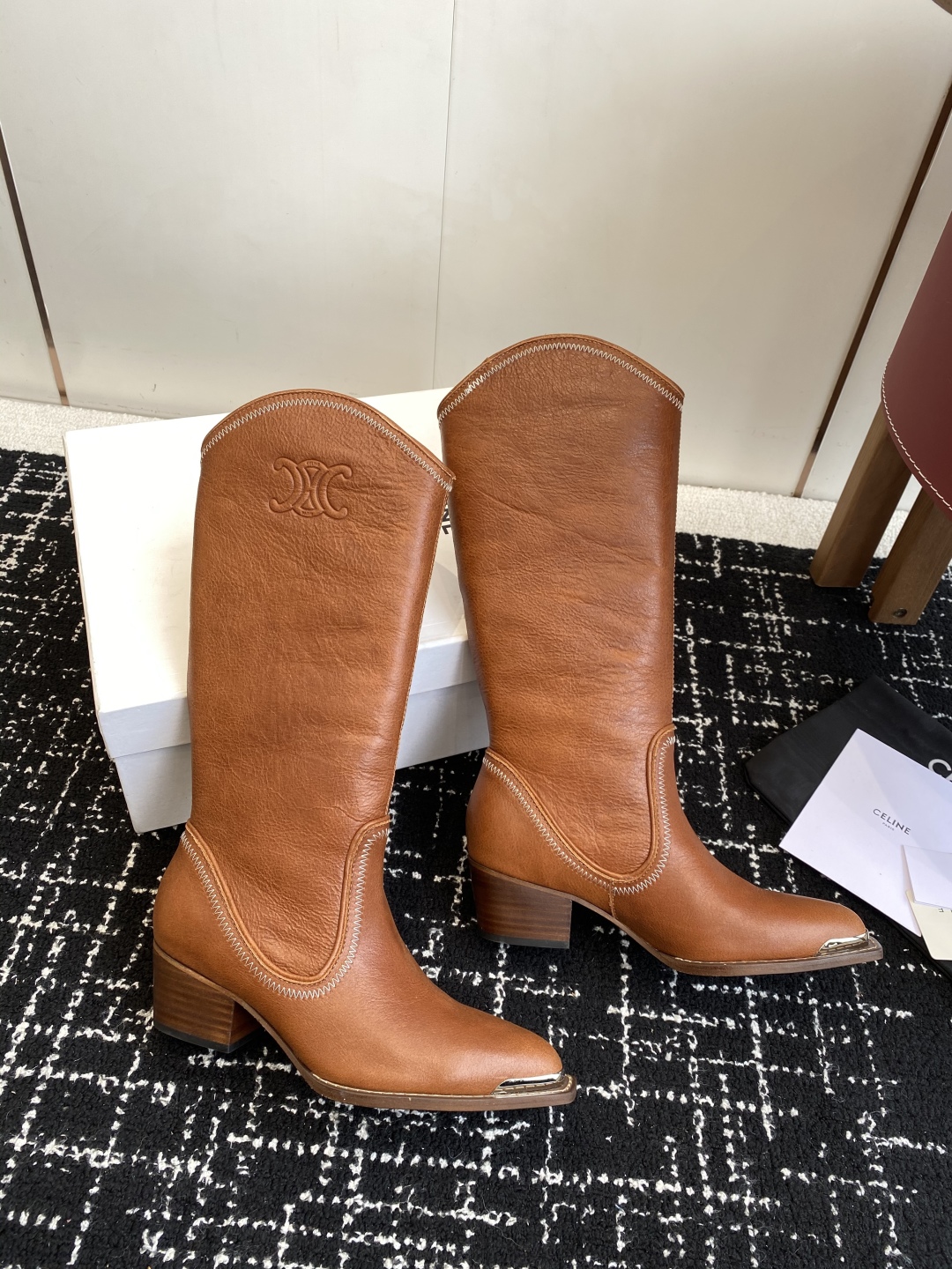 Celine 赛琳 25ss秋冬新品 复古粗跟 切尔西 尖头 铁扣高靴
塞琳这一季好看的款式真的是很多 