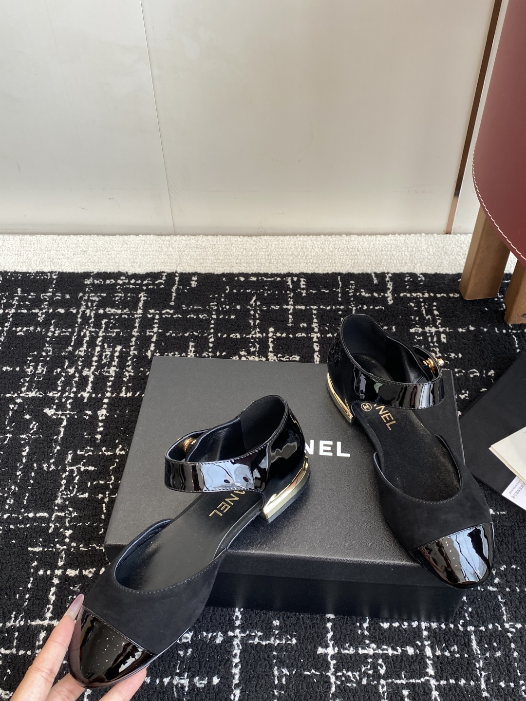 代购级
CHANEL 香奈儿 25ss 春夏秀款中空凉鞋 

第一眼看上就被种草了根据天气变化自由穿搭！