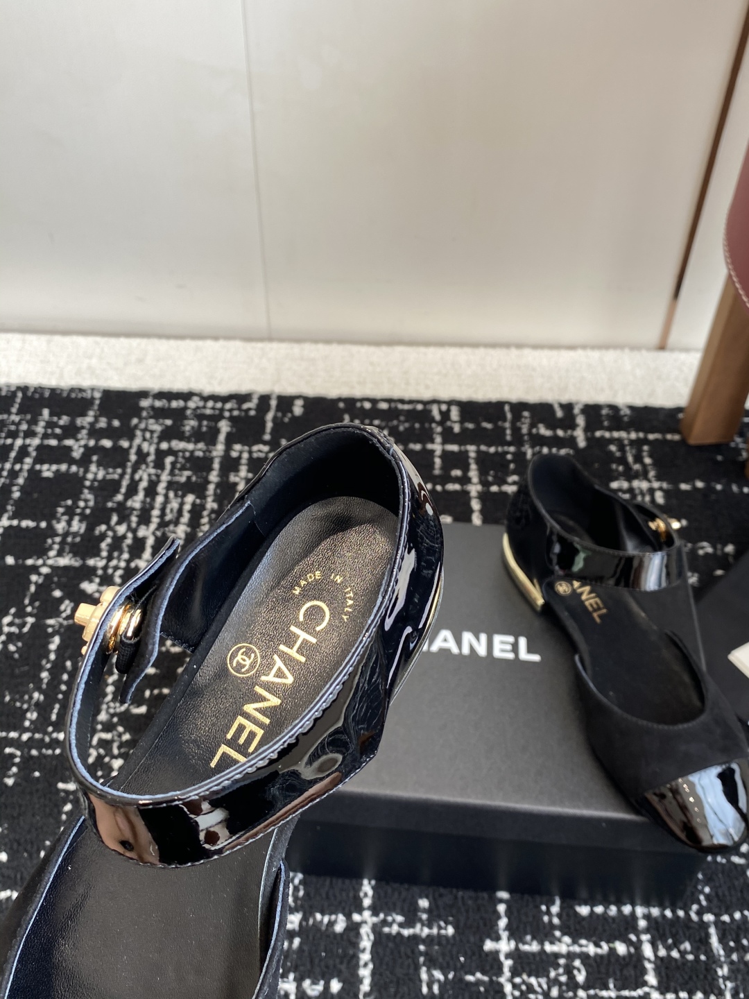 代购级
CHANEL 香奈儿 25ss 春夏秀款中空凉鞋 

第一眼看上就被种草了根据天气变化自由穿搭！